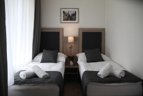 3 twin beds