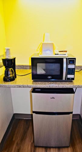 Days Inn by Wyndham Burleson Ft. Worth - image 5