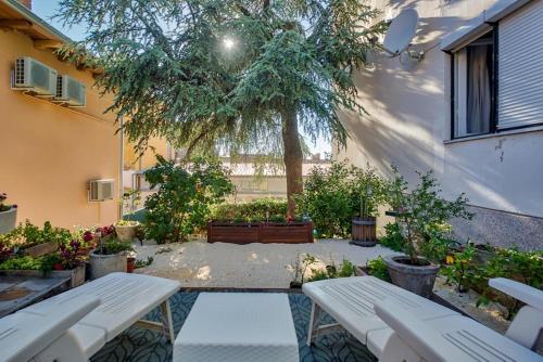 Amphitheater Garden Studio Apartments - image 5