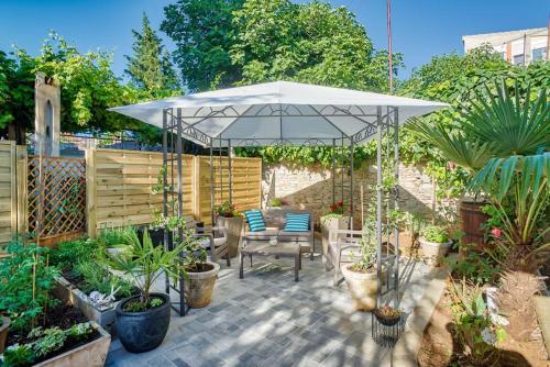 Amphitheater Garden Studio Apartments