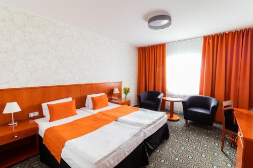 4 twin beds