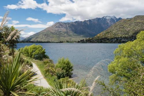 Luxury Lakeside Studio