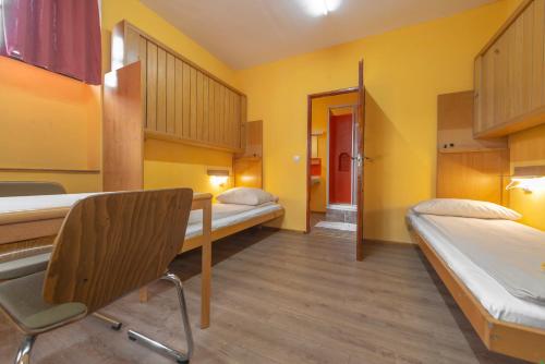 2 twin beds
