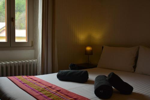 1 double bed, 1 twin bed