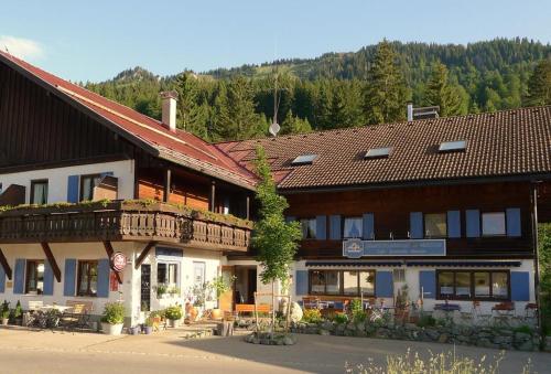 Nagelfluhhaus Hirsch - Hotel - Gunzesried