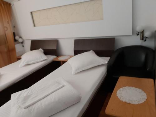 2 twin beds