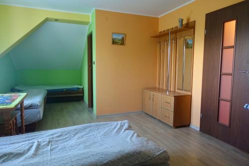 6 twin beds