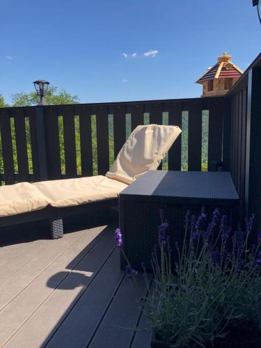 Erkély/terasz, Bungalow Schwarzatalblick in Bad Blankenburg Ortsteil Böhlscheiben (Bungalow Schwarzatalblick in Bad Blankenburg Ortsteil Bohlscheiben) in Bad Blankenburg