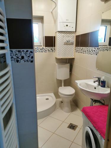 Bathroom, Gyongy Apartman in Kertvaros