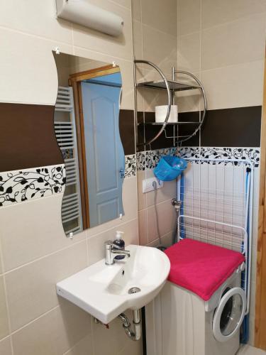 Bathroom, Gyongy Apartman in Kertvaros