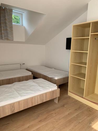 3 twin beds