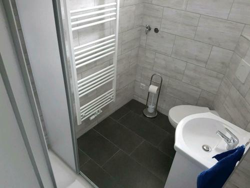 浴室, Einraum-Ferienwohnung 46m2 Eisenhüttenstadt-Diehlo (Einraum-Ferienwohnung 46m2 Eisenhuttenstadt-Diehlo) in 艾森許滕施塔特