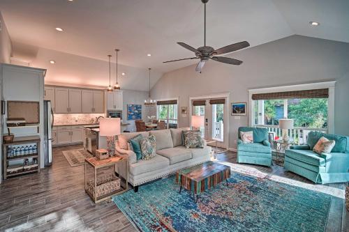 Quiet Fishermans House with Hot Tub and Tropical Bar! in Dauphin Island, USA