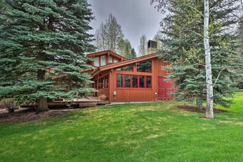 Luxe Sun Valley Retreat with Hot Tub, 3 Mi to Resort!