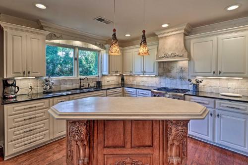 Luxe Hot Springs Oasis on Lake with Private Dock - image 6