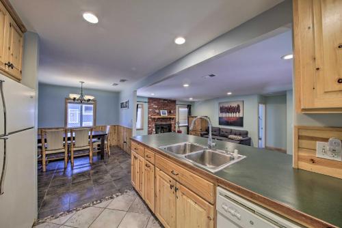 Woodsy House with Hot Tub - 1 Mi to Big Bear Marina! - image 7