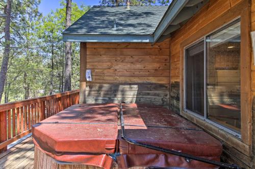 Woodsy House with Hot Tub - 1 Mi to Big Bear Marina!