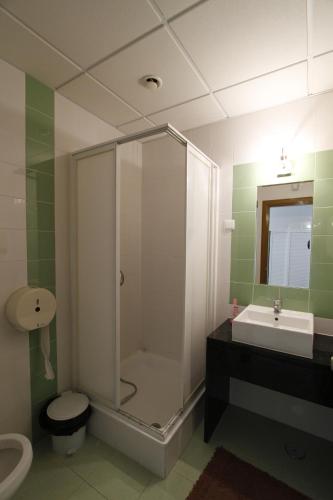 Twin Room with Shared Bathroom image 1