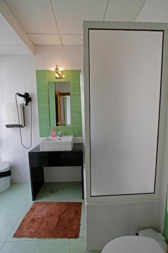 Twin Room with Shared Bathroom image 2
