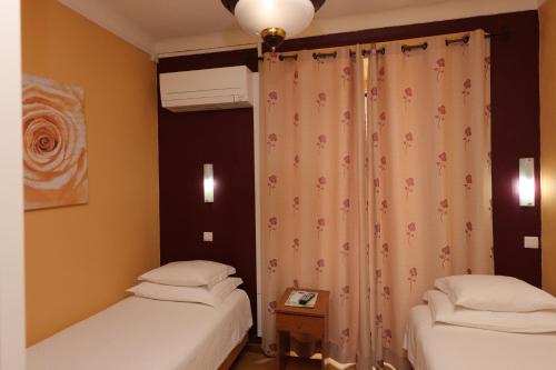 Twin Room with Shared Bathroom image 8