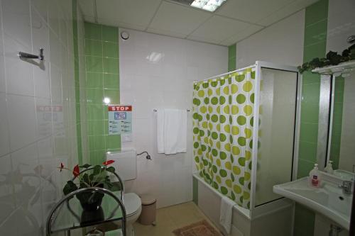 Triple Room with Private Bathroom image 3