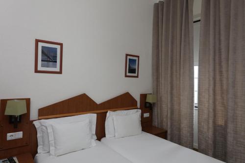 Double or Twin Room with Private Bathroom image 4