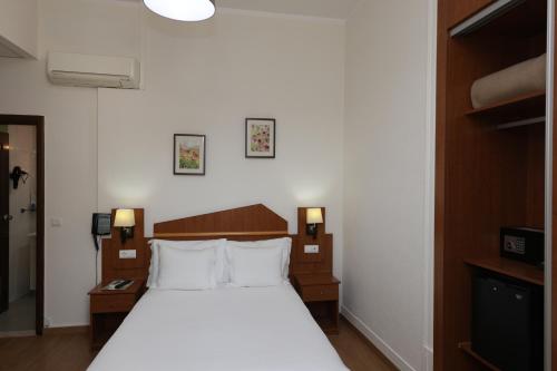 Double or Twin Room with Private Bathroom image 5