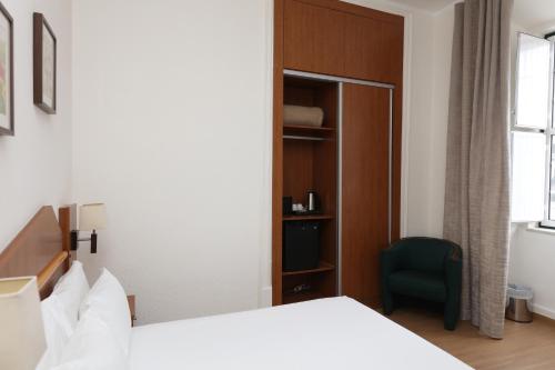 Double or Twin Room with Private Bathroom image 6