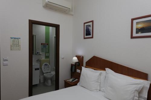 Double or Twin Room with Private Bathroom image 7