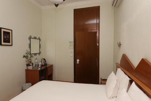 Double or Twin Room with Private Bathroom image 9