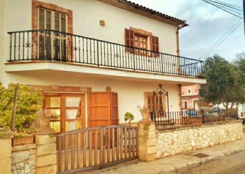 3 bedrooms house at S'Illot Cala Morlanda 600 m away from the beach with furnished terrace and wifi