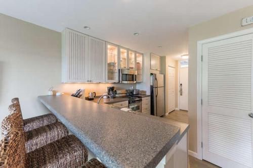 Gorgeous 2 Bedroom Lake View Condo - main image