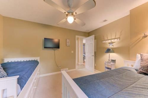 Gorgeous 2 Bedroom Lake View Condo - image 6