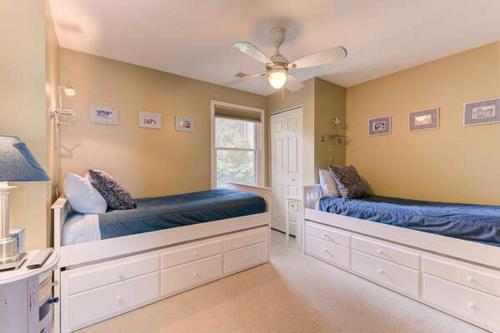 Gorgeous 2 Bedroom Lake View Condo - image 7