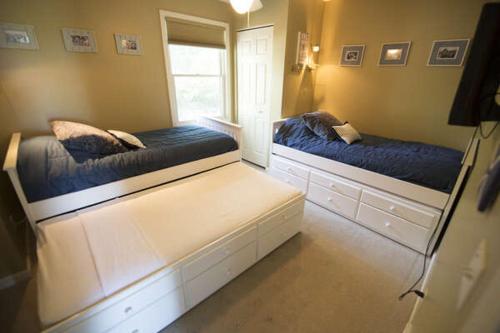 Gorgeous 2 Bedroom Lake View Condo - image 8