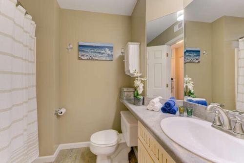 Gorgeous 2 Bedroom Lake View Condo - image 9