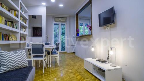 Downtown apartment in walk zone with 3 bedrooms and free parking - image 5