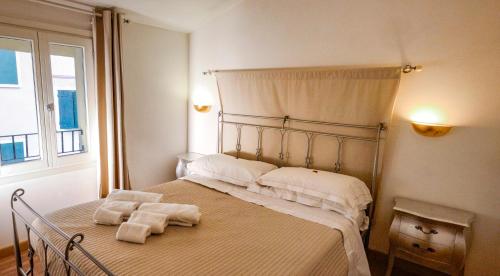 1 queen bed, 2 double beds