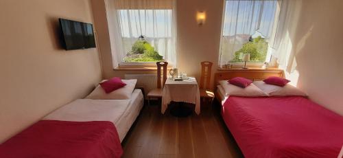 1 double bed, 1 twin bed