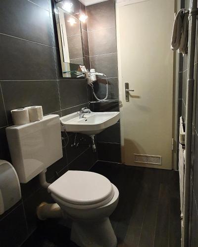 City Max Hotel - image 12