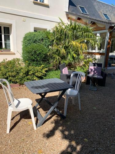 บริการและสิ่งอำนวยความสะดวก, Le petit manoir in เมอลัง