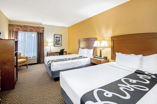 2 queen beds