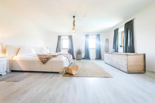 Chalet Wiesengut, Pool, Sunbeds, BBQ, Bikes for free, 15 min to salzburg and beautifull lakes sound  in Adnet