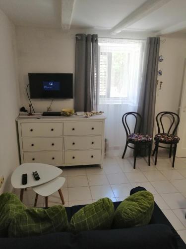  Holiday house Jasna in island center in Silba