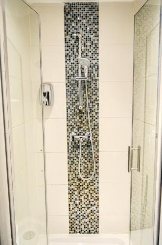 Twin Room with Shared Bathroom image 6