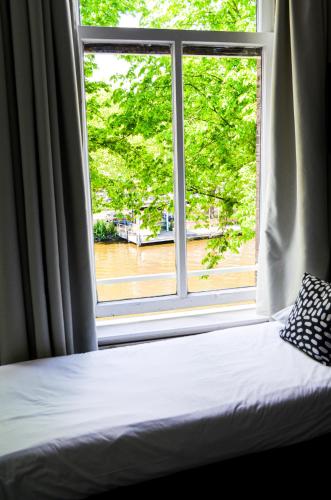 5-Persons Room with Canal View, Private Shower and Shared Toilet image 3