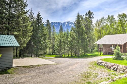 Scenic Forest Lodge Outside Glacier National Park!