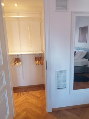 Apartment Dresden an der Frauenkirche mit großer Terrasse - pro Aufenthalt 1 PKW Stellplatz in der Tiefgarage GRATIS - image 2