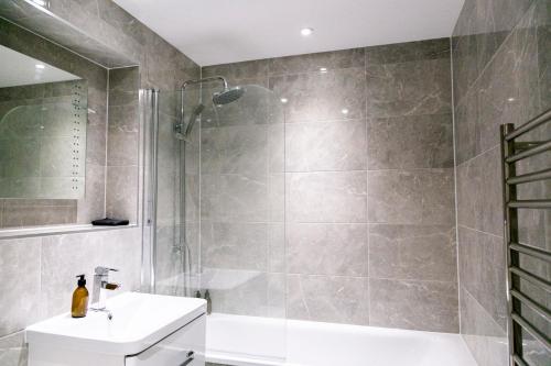 Modern and bright two story apartment - Super central location. - image 7