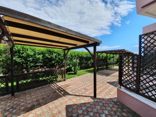 Twin Room with Garden View image 5